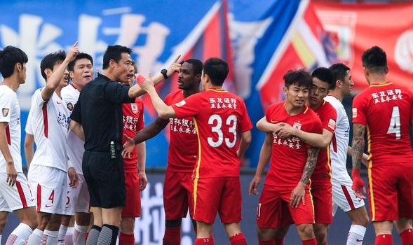  罗马遭遇争议判罚引发争议  