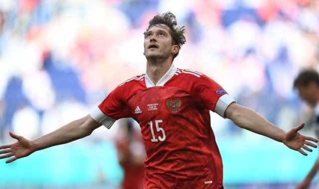  博洛尼亚定位球配合精妙,连续造威胁终破门