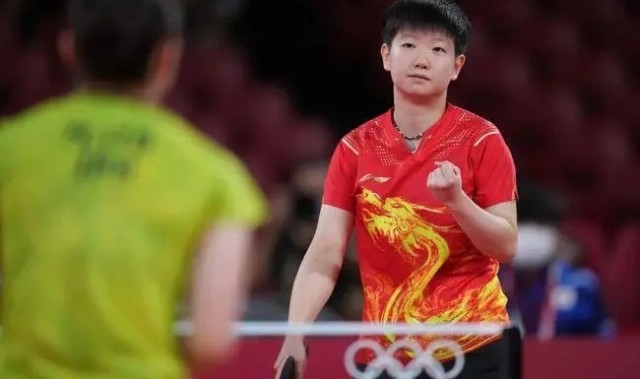  卡尔斯鲁厄主场气势如虹，球迷山呼海啸震撼客队  