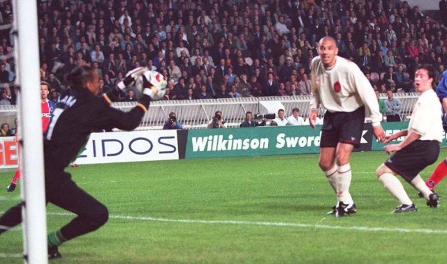  布雷斯特门将超神扑救零封巴黎  