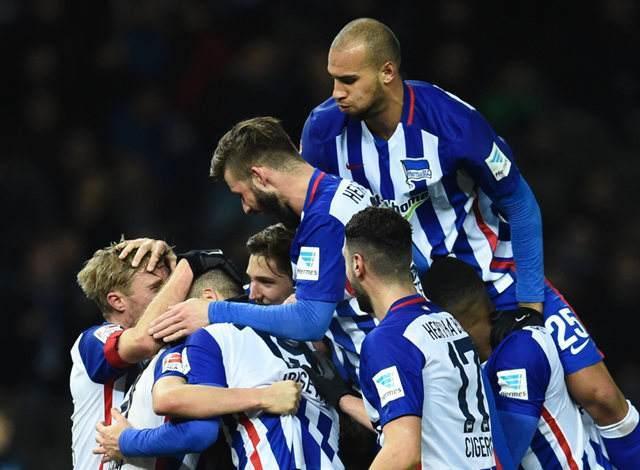  柏林赫塔中场调度失灵，惨败弱旅暴露防守隐患