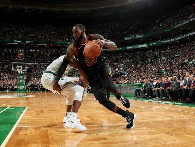  莱切定位球战术奏效，高空轰炸敲开胜利之门  